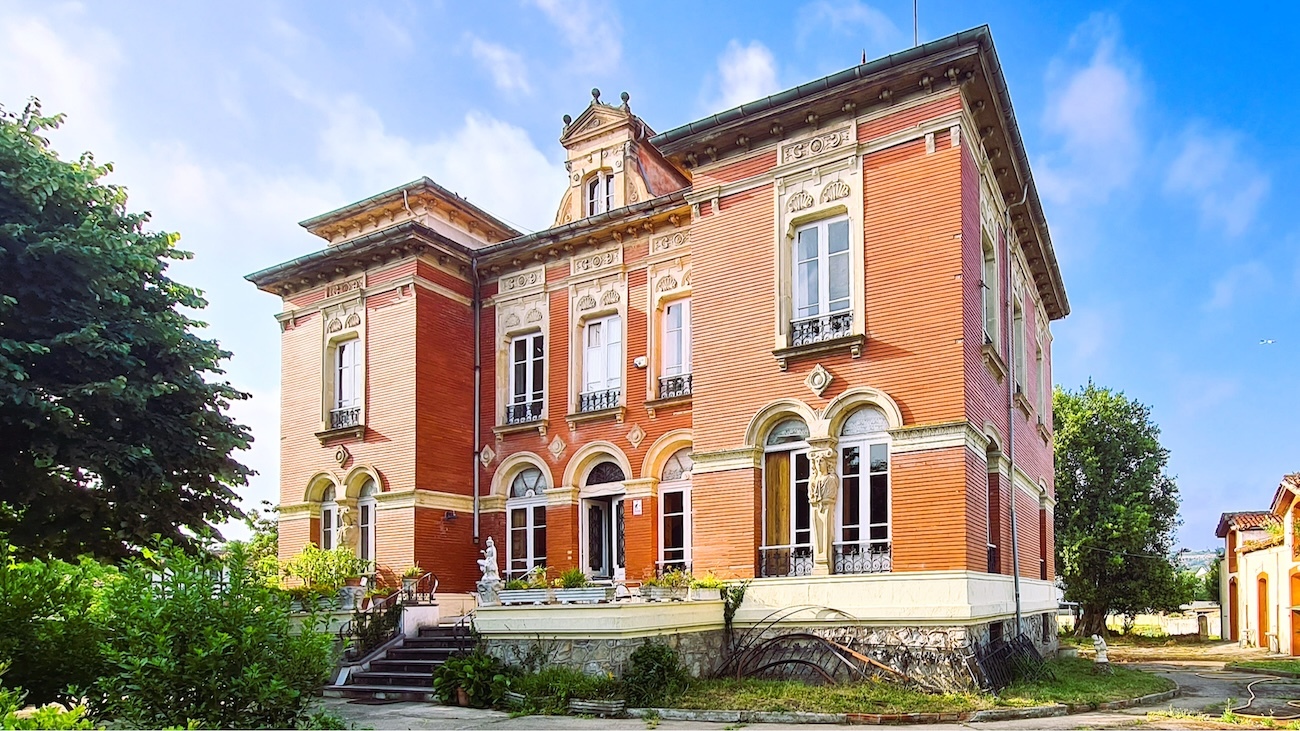 Construida en 1910, esta villa sale al mercado por 2.950.000 euros. Vinculada a Sen�n Rendueles, un emigrante asturiano que hizo parte de su vida en Cuba, es de estilo ecl�ctico y la preside una torre que se ve desde el jard�n.