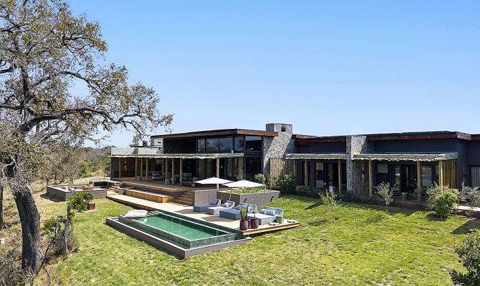 Sandringham House es una residencia de 1.100 metros cuadrados con cuatro dormitorios en suite en Sandringham Private Game Reserve, en Sudráfrica.