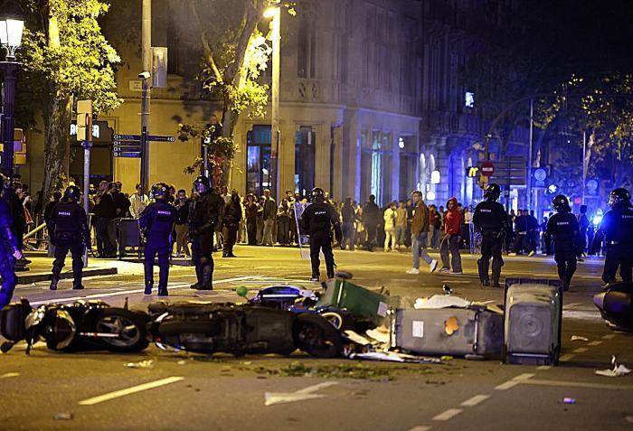 Las algaradas en Barcelona se saldaron con 23 comercios saqueados y vandalizados.