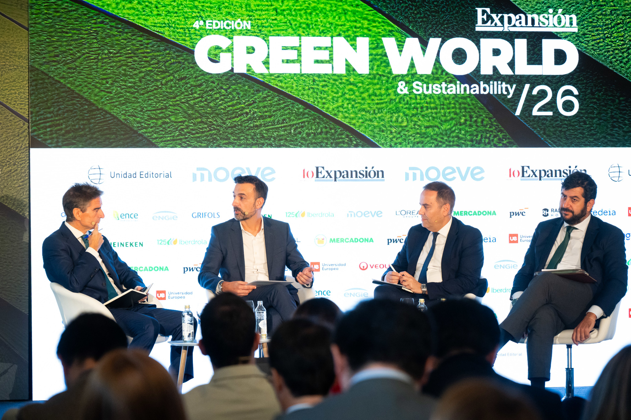 De izquierda a derecha: Roberto Casado, redactor jefe de EXPANSIÓN (moderador); Juan Ferrero, director de Desarrollo de Generación Renovable en España de Naturgy; Óscar Barrero, socio responsable de Energía de PwC; y José Luis Adanero, director Planificación, Normativa e Inversiones de Iberdrola Renovables; durante la mesa de expertos Renovables y Seguridad Energética 'Geopolítica de la transición energética: una nueva era para la seguridad energética'.
