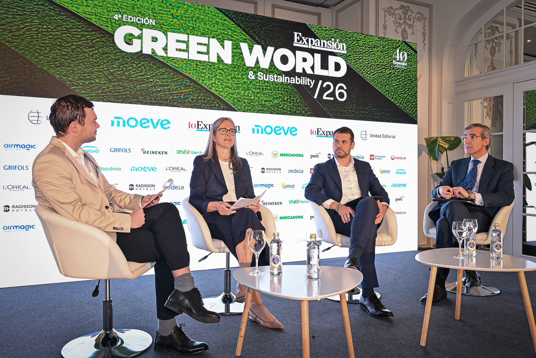 De izquierda a derecha: Matteo Allievi, redactor de EXPANSIÓN (moderador); Patricia Gabeiras, presidenta de Spainsif- Foro Español de Inversión y Finanzas Sostenibles; Ángel Giménez, responsable de Sostenibilidad de España de BBVA; e Eugenio Solla, director sostenibilidad de CaixaBank, durante su participación en la mesa 'Finanzas sostenibles para la transformación hacia una economía competitiva y resiliente'.