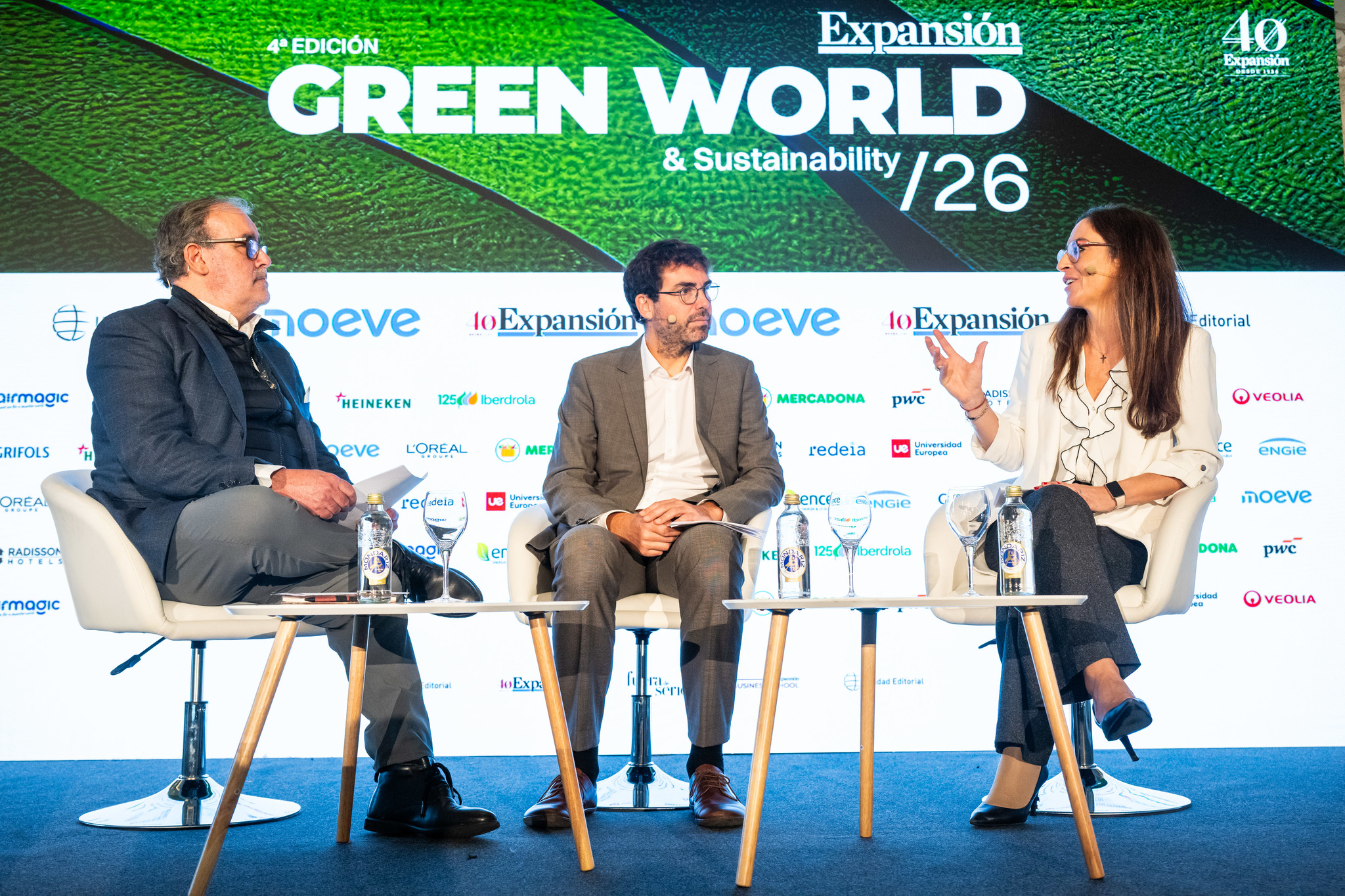 De izq. a dcha: Carlos Morán, redactor de EXPANSIÓN (moderador); Miguel de la Torre, director de Desarrollo del Sistema de Red Eléctrica; y Lola López Serrano, directora Estrategia de Renovables y Almacenamiento con Baterías de Engie, durante la mesa 'Modernización y expansión de las infraestructuras: almacenamiento y redes'.