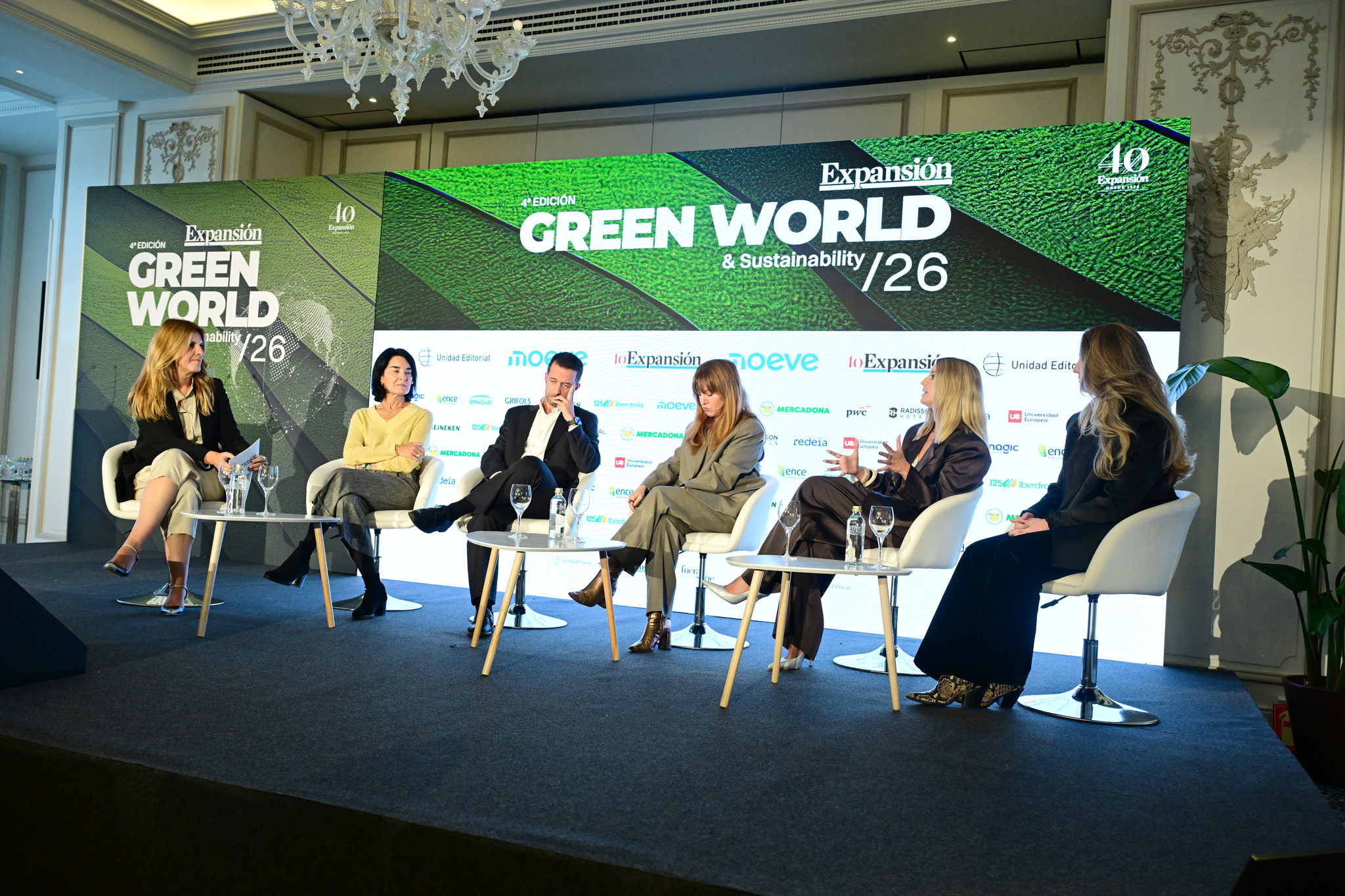 De izquierda a derecha, Clara Ruiz de Gauna, de EXPANSIÓN, Carmen Ponce, directora de asuntos corporativos y sostenibilidad, Heineken en España; Albert Salas, director global de energía y medio ambiente de Grifols; Delia García Gómez, directora de sostenibilidad e impacto positivo de L'Oréal en España y Portugal; Nina Bergmann, directora de sostenibilidad de Siemens de España; Maxine Kaisin, director de sostenibilidad de la Universidad Europea.