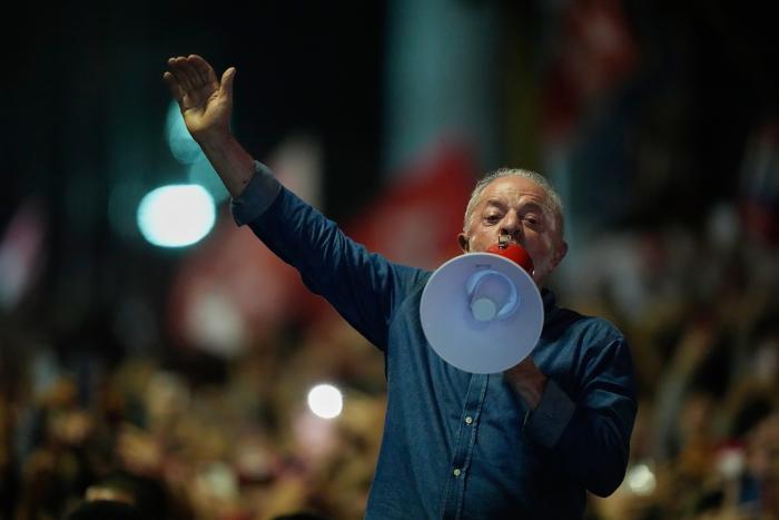 &nbsp;Luiz Inacio 'Lula' da Silva se dirige a sus seguidores en la noche del domingo en Sao Paulo, tras ganas las elecciones.&nbsp;