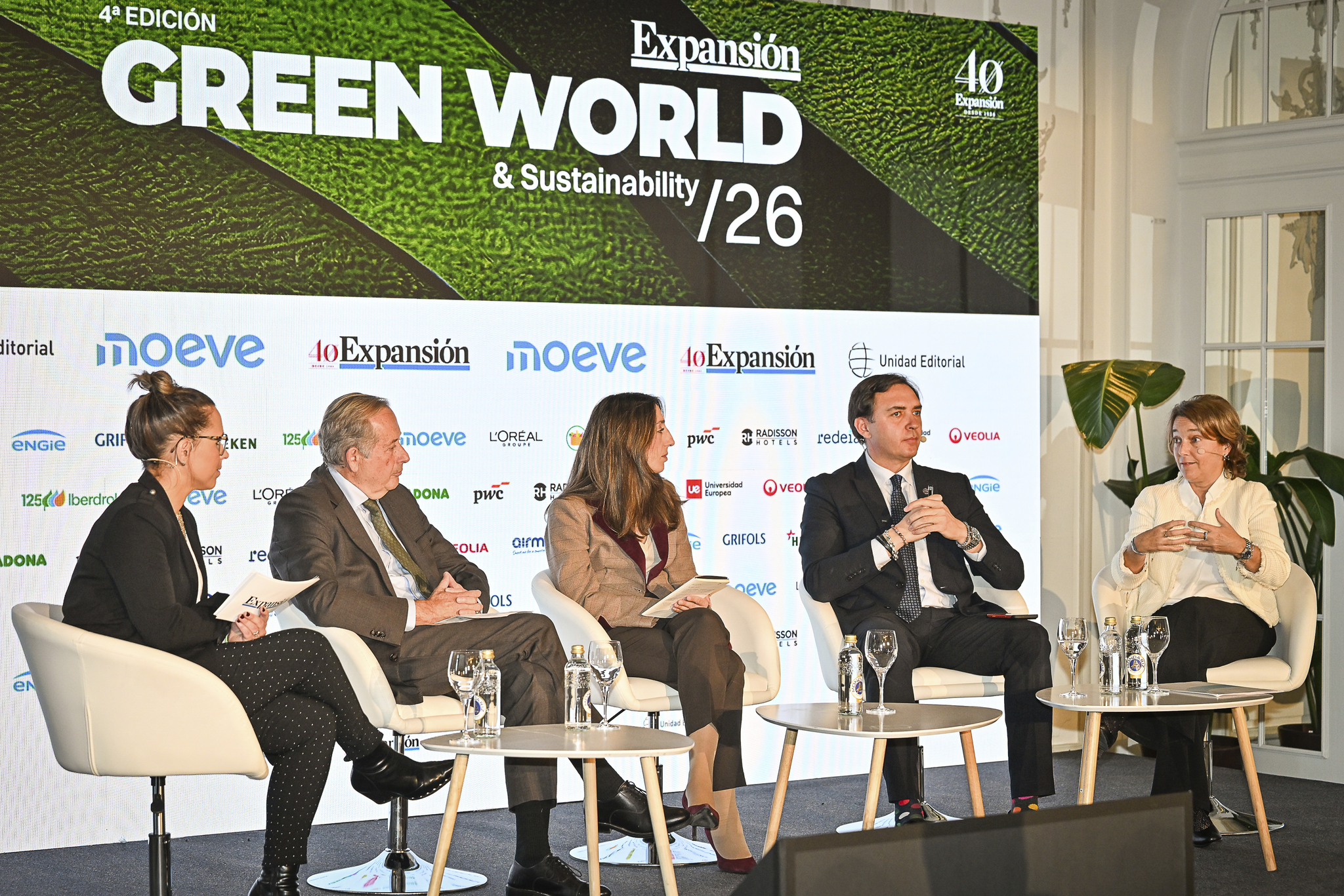 IV EDICIÓN GREEN WORLD SUSTAINABILITY 2026. MESA DE EXPERTOS ECONOMÍA CIRCULAR: DE LA EFICIENCIA A LA VENTAJA COMPETITIVA SOSTENIBLE. Pedro Rodríguez, lt;HIT gt;director lt;/HIT gt; de Sostenibilidad e Innovación de Aqualia; lt;HIT gt;Lidia lt;/HIT gt; lt;HIT gt;Roca lt;/HIT gt;, lt;HIT gt;directora lt;/HIT gt; lt;HIT gt;general lt;/HIT gt; de lt;HIT gt;Magnon lt;/HIT gt; lt;HIT gt;Servicios lt;/HIT gt; lt;HIT gt;Energéticos lt;/HIT gt; de lt;HIT gt;Grupo lt;/HIT gt; lt;HIT gt;Ence lt;/HIT gt;; Juan Merino Sánchez ceo de Airmagic y Mireia Hernán, lt;HIT gt;directora lt;/HIT gt; de Sostenibilidad de Veolia. Modera Beatriz Treceño de Expansión. FOTOS: JMCADENAS