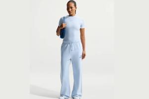 Así es la camiseta de deporte Nike que se ajusta al cuerpo y está entre las más buscadas para entrenar en verano