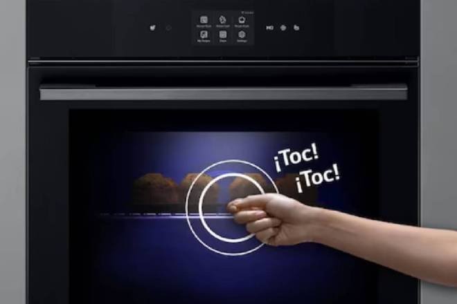 Cocina con total comodidad con el conjunto de horno y microondas Black Glass Edition de LG